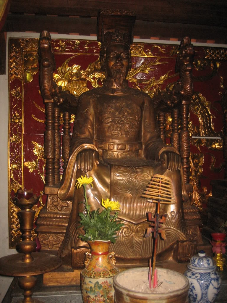 Tượng vua Trần Minh Tông tại Đền Trần Nam Định
