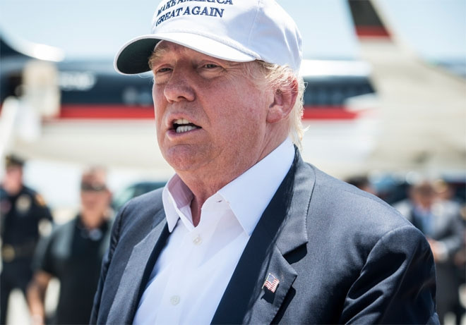 Donald Trump đội mũ trắng - nghĩa là tâm trạng của ông đang rất tốt