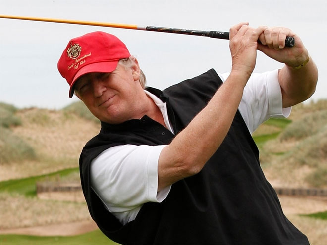 Tỷ phú bất động sản Donald Trump rất thích được khen khi đánh golf