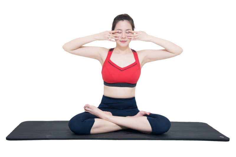 Tập Yoga mặt.