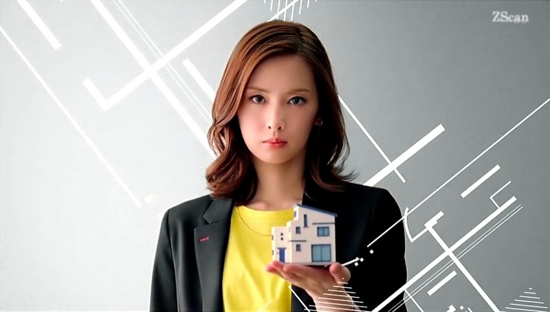 Nữ diễn viên xinh đẹp Kitagawa Keiko trong vai cô gái bán nhà lạnh lùng, kỳ quái