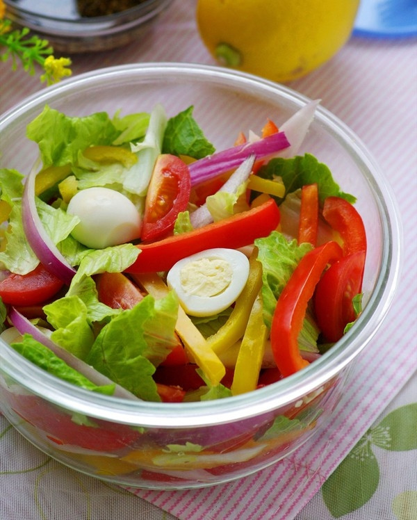 Cho ớt chuông vào salad dễ ăn hơn và tận dụng được hết dưỡng chất