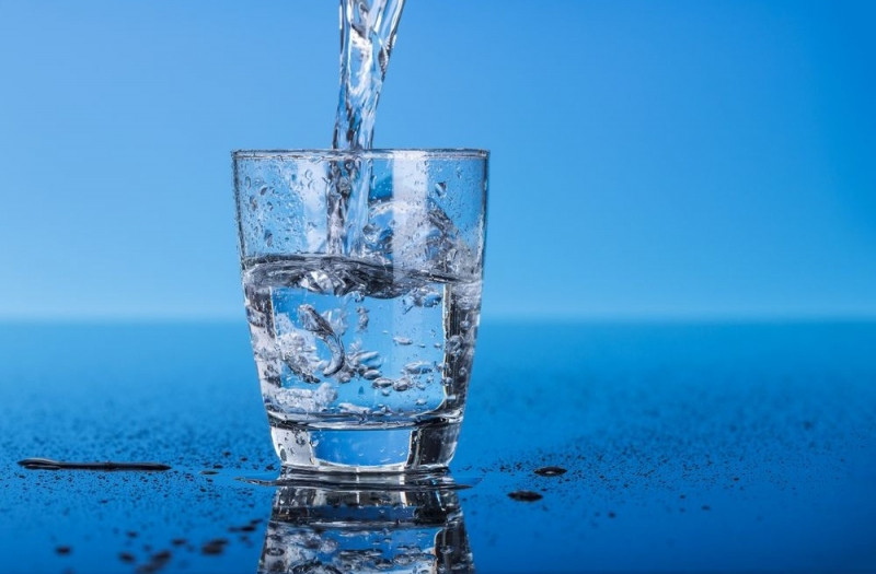 Bổ sung đủ 1,5 - 2 lít nước mỗi ngày giúp đào thải chất độc