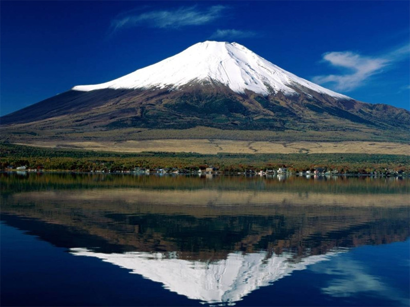 Núi Phú Sĩ biểu tượng của Nhật Bản, quanh năm tuyết phủ, được xem là ngọn núi thiêng
