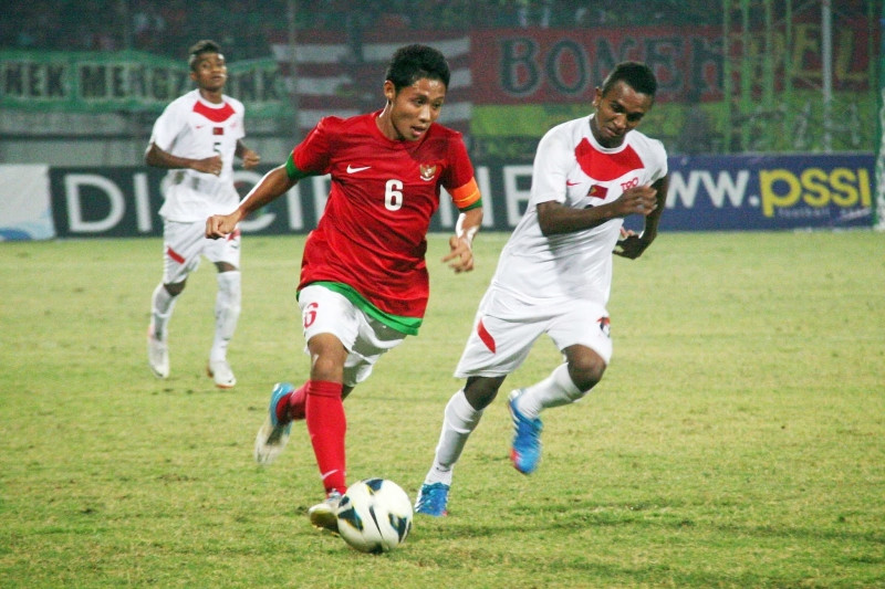 Evan Dimas (áo đỏ) là thần đồng của bóng đá Indonesia