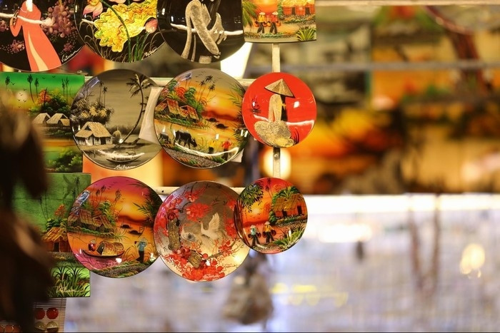 Bạn có thể dễ dàng chọn được những đồ lưu niệm đáng yêu tại chợ đêm Nha Trang