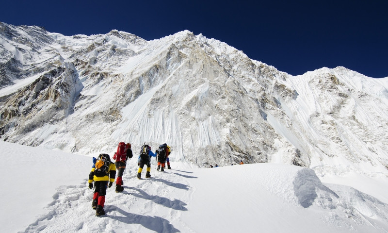 Những đoàn thám hiểm thường lựa những ngày lặng gió để leo núi.
