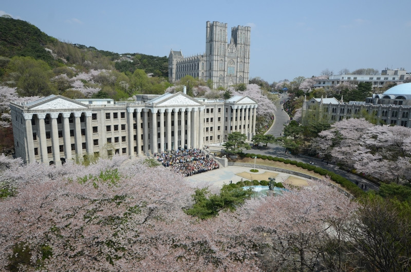 Kiến trúc mang thậm nét Gothic của đại học Kyung Hee