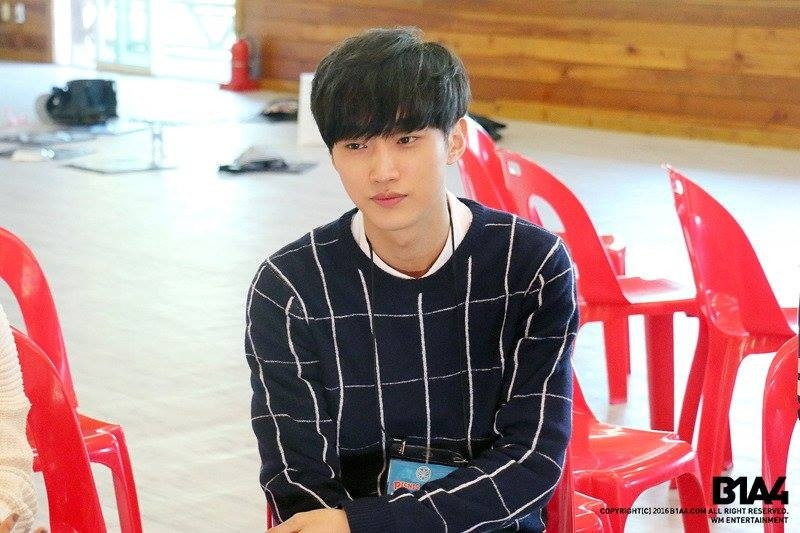 Jin Young là một chàng trai mạnh mẽ sau vẻ ngoài có vẻ mỏng manh.