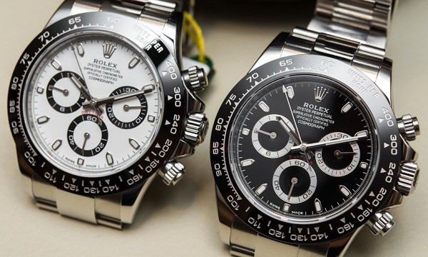 Rolex Cosmograph Daytona 2016 là chiếc đồng hồ mới nhất, với vỏ bọc bên ngoài được làm từ bạch kim vô cùng sang trọng. Được chăm chút tỉ mỉ đến từng chi tiết, có thể chịu được độ sâu 100m dước mặt nước. Giá khoảng 340 triệu/chiếc.