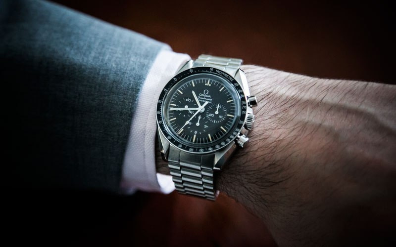 Omega Speedmaster Moonwatch là chiếc đồng hồ đầu tiên lên Mặt Trăng. Có giá khoảng 110 triệu/chiếc.