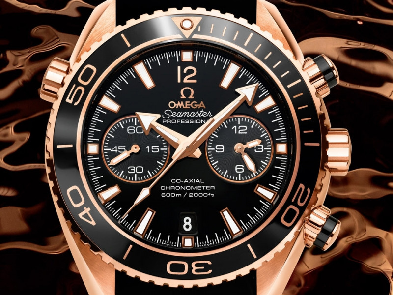 Không chỉ chính xác, thiết kết tinh tế, Omega Seamaster này có thể lặn ở độ sâu 600m. Cùng với chất liệu và khả năng chống nước của Seamaster Planet Ocean Ceragoldra, được xem như một thợ lặn chuyên nghiệp. Gía khoảng 500 triệu/chiếc.