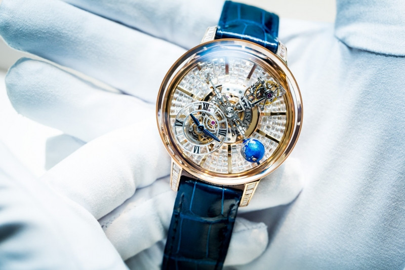 Với chiếc Jacob & Co Astronomia Tourbillon Baguette đắt giá này ai cũng muốn sở hữu cho mình một cái. Có thể nhìn thấy các động cơ bên trong giống như đang vận hành quy luật thế giới, kết hợp 342 viên kim cương, sự tỉ mỉ đạt đến trình độ cao cấp. Vẻ đẹp huyền bí và tìm ẩn của chiếc đồng hồ này, đã làm không biết bao nhiêu người điên đảo. Gía gần 22 tỷ/chiếc.