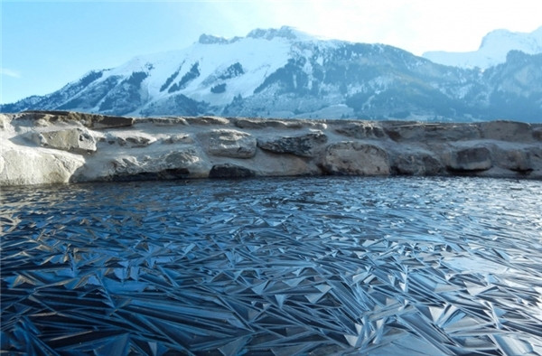 Hồ đóng băng ở Thụy Sỹ