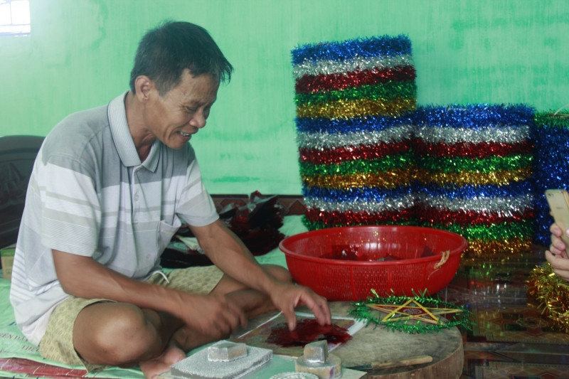 Niềm vui rạng rỡ của ông Nguyễn Văn Căng (thôn Báo Đáp) khi làm đèn