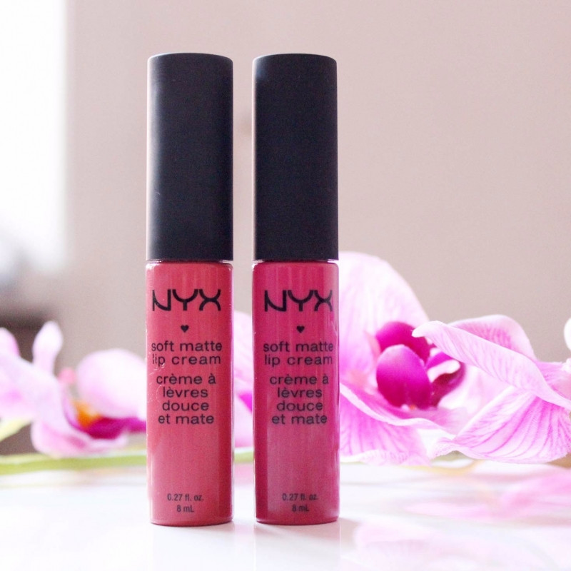 Thỏi son Nyx Soft Matte Lip Cream màu Paris (phải)