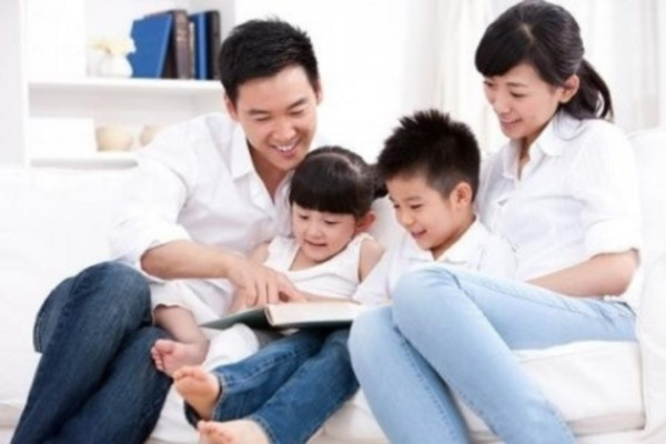 Tình cảm gia đình gắn kết hơn khi bố mẹ cùng con đọc sách
