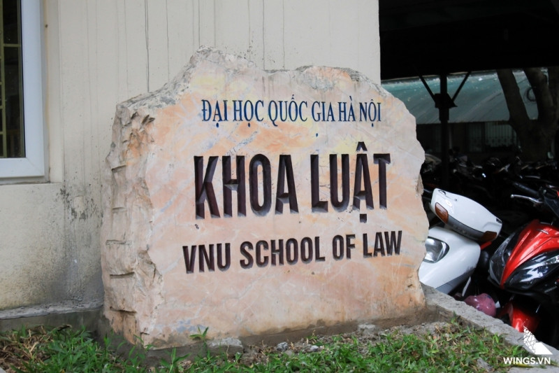 Khối đá ở cổng trường Khoa Luật- Đại học quốc gia Hà Nội