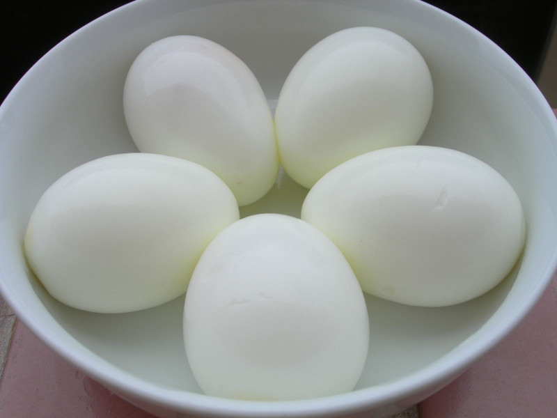 Ăn quả trứng vịt luộc khi còn nóng giúp co dạ con và giảm đau sau sinh hiệu quả