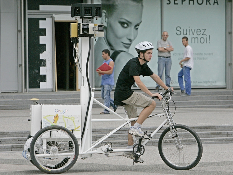 Chiếc xe được trang bị 9 camera, một thiết bị định vị GPS để người đạp xe có thể di chuyển, chụp ảnh phục vụ cho chương trình của Google Maps.