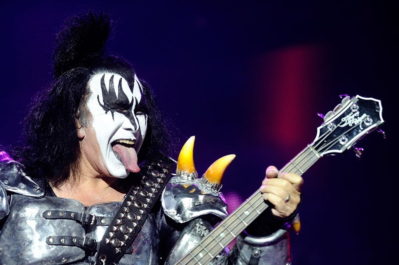 GENE SIMMONS – LƯỠI 1 TRIỆU ĐÔ