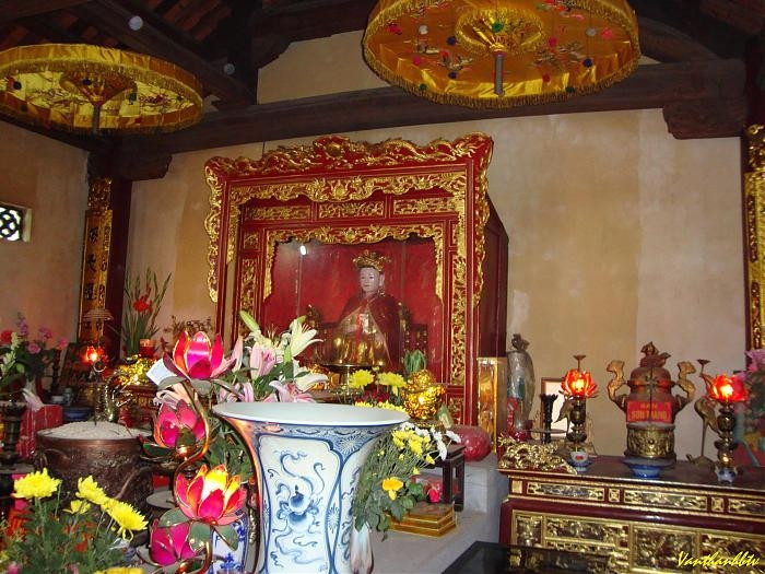 Tượng thờ Lý Chiêu Hoàng tại đền Rồng - Từ Sơn - Bắc Ninh