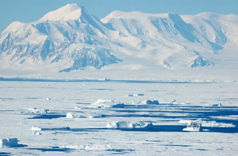 Châu Nam Cực được xem là sa mạc lớn nhất thế giới.