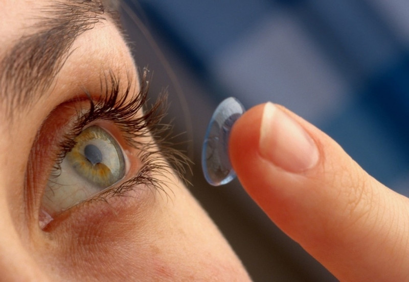 Tháo kính áp tròng trước khi nhỏ thuốc nhỏ mắt