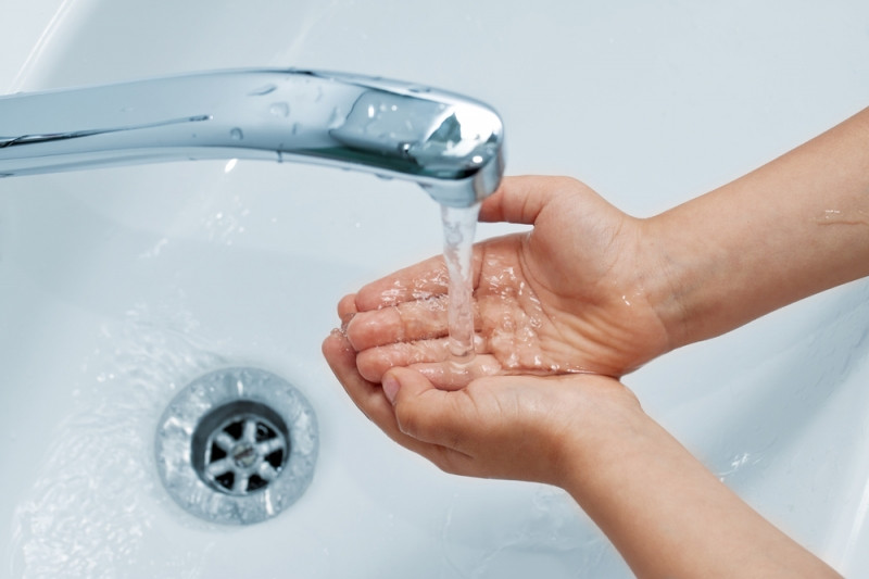 Không rửa sạch tay trước khi dùng thuốc nhỏ mắt là một trong những sai lầm hay mắc phải
