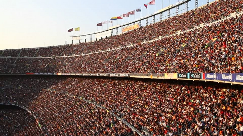 Sân Nou Camp trật kín khán giả