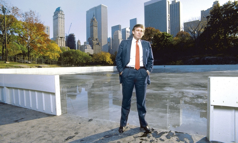 Donald Trump đứng tại trung tâm công viên
