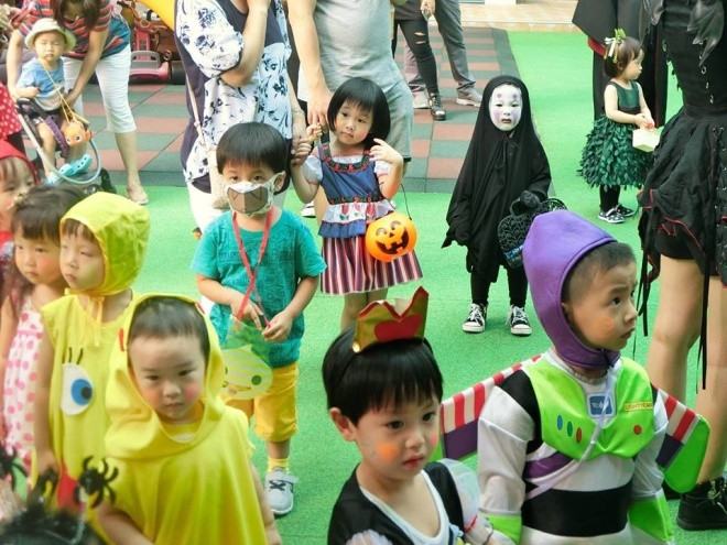 Bé gái hóa trang Vô Diện trong Halloween