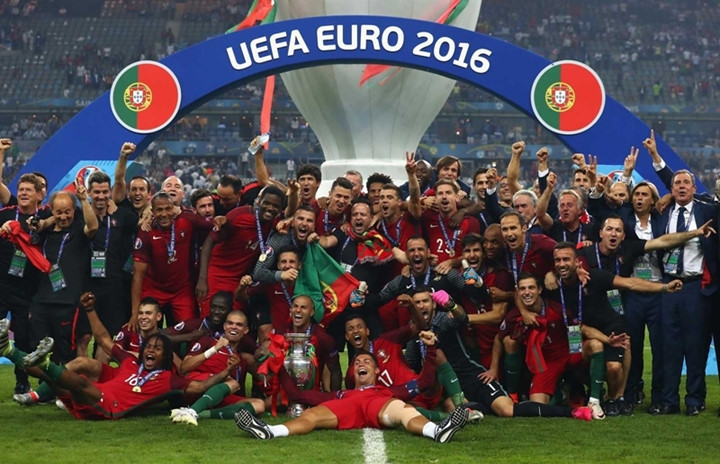 Bồ Đào Nha lần đầu tiên lên ngôi vương tại giải đấu vô địch Châu Âu.
