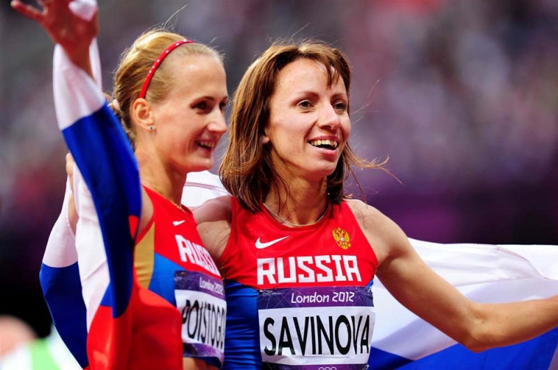 2 nữ VĐV điền kinh của Nga Mariya Savinova (trái) đoạt HCV và Ekaterina Poistogova (HCĐ) cự ly 800 m Olympic 2012 đều bị cấm thi đấuAFP