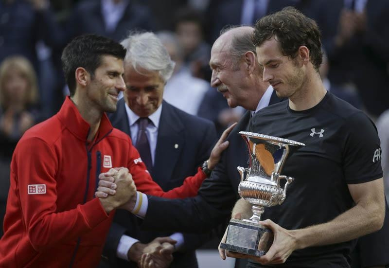 Andy Murray đánh bại Djokovic để lên ngôi vị số một thế giới.