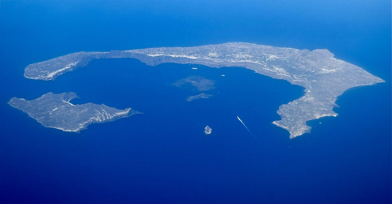Santorini Caldera, nơi được một số ý kiến cho là địa điểm Atlantis bị nhấn chìm