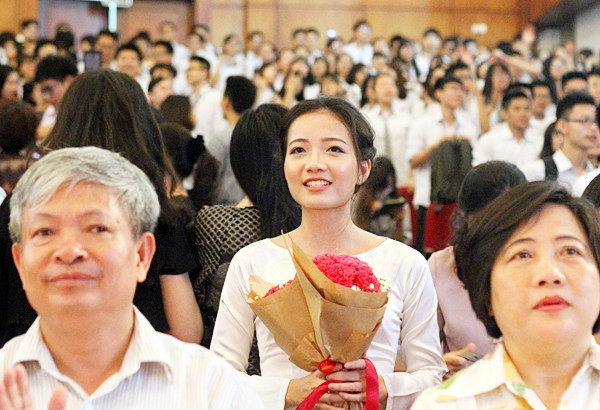 Cô Hồng Anh trong lễ chia tay các bạn học sinh 12 của trường