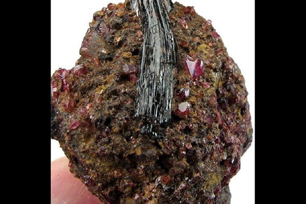 Đá quý Painite: 9000 USD/gram (190,5 triệu VNĐ/gram)