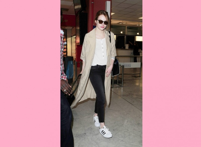 Emma Stone mặc áo khoác oversized của COS