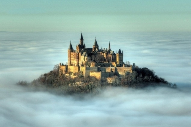 Lâu đài Hohenzollern quanh năm mây phủ
