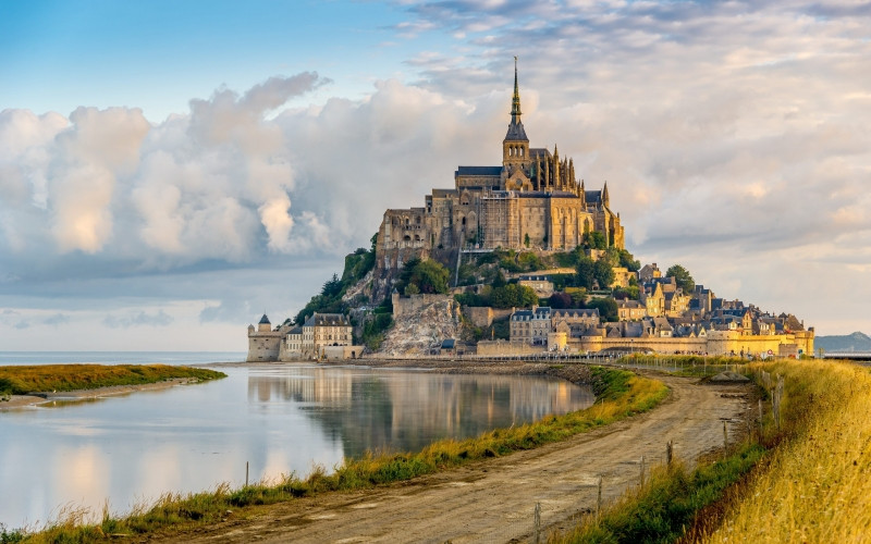 Lâu đài Mont Saint-Michel với con đường đất nối dài
