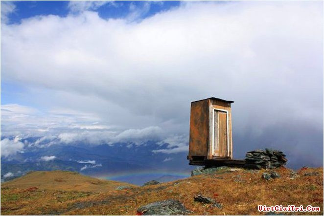 Toilet nằm cheo leo bên vách núi.