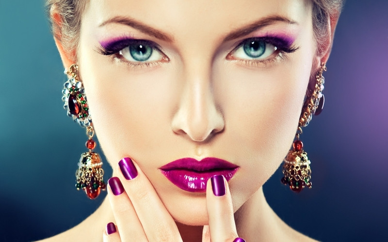 Son môi màu hồng cánh sen hoặc tím than mạnh mẽ là gợi ý tốt nhất dành cho bạn với gam màu cá tính này.