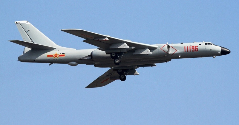Máy bay ném bom chiến lược cỡ lớn H-6K của Trung Quốc.