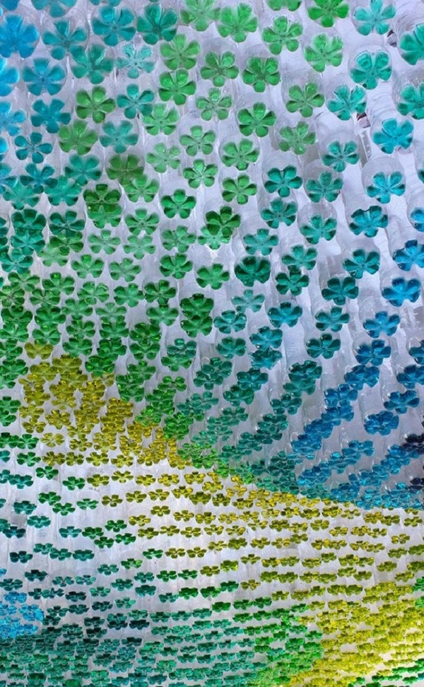 Treo những chai nhựa được tô nhiều màu sắc dưới đáy lên cao nơi bạn đỗ xe