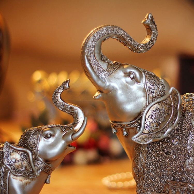 Biểu tượng cặp mẹ con voi có ý nghĩa như một lời chúc cho việc sinh nở trở nên thuận lợi