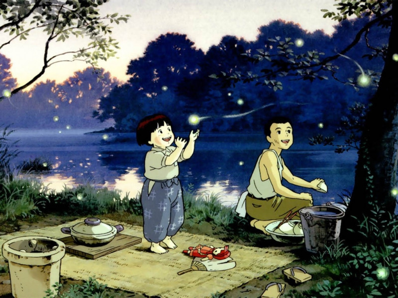 Cảnh Seita và Setsuko ngồi bên nhau vui vẻ với những con đom đóm xung quanh