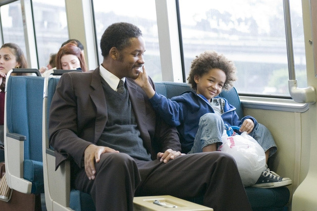 Will Smith và con trai Jaden Smith trong phim Pursuit of Happyness