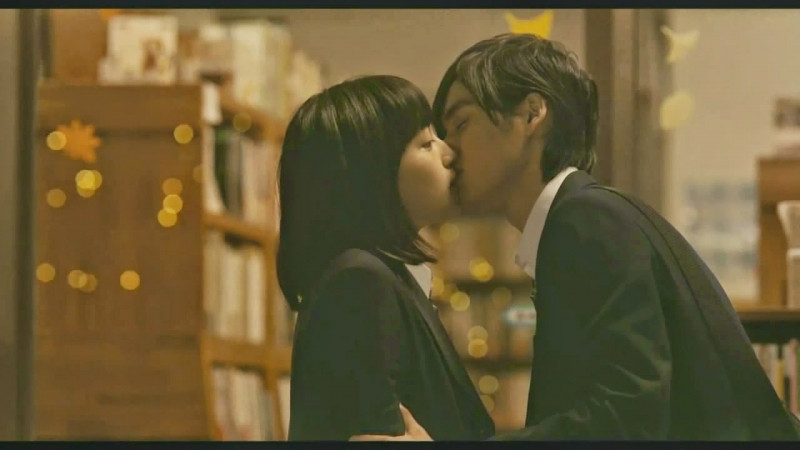 Một nụ hôn của chàng trai nổi nhất trường với cô gái vô danh Mei