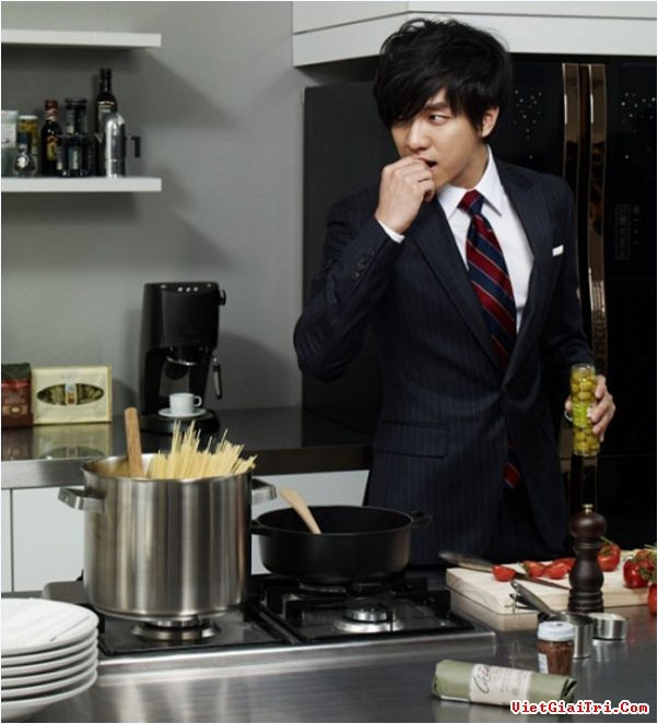 Lee Seung Gi trong phòng bếp